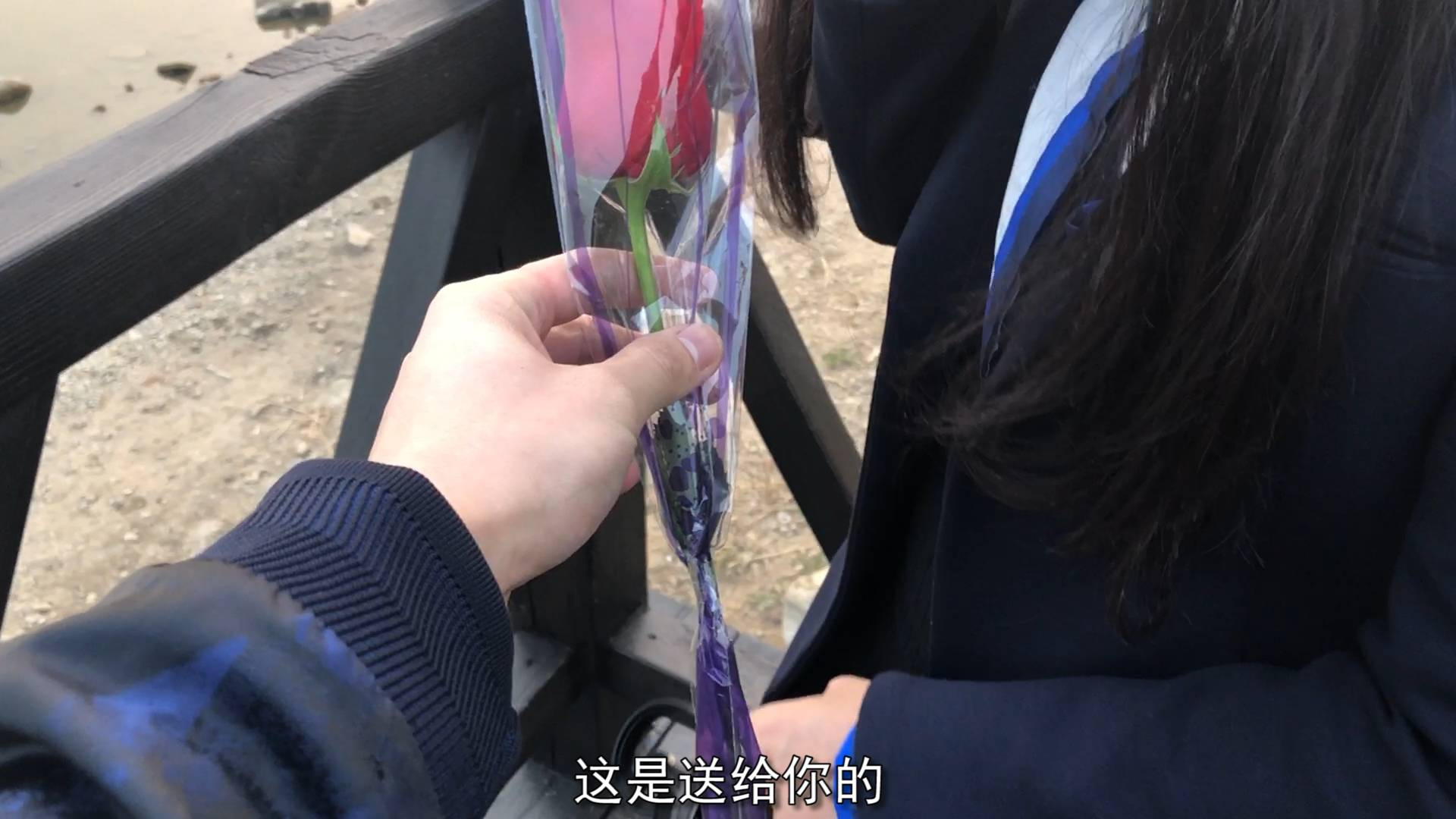 直男小伙七七瞒着护士姐姐去花店买玫瑰花,待会儿想给她一个惊喜